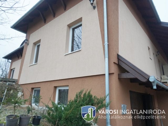 Erdei környezetben új építésű családi ház nagy telken