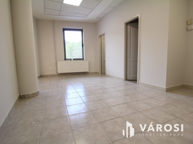SALGÓ CENTERBEN 110 nm üzlethelyiség kiadó!