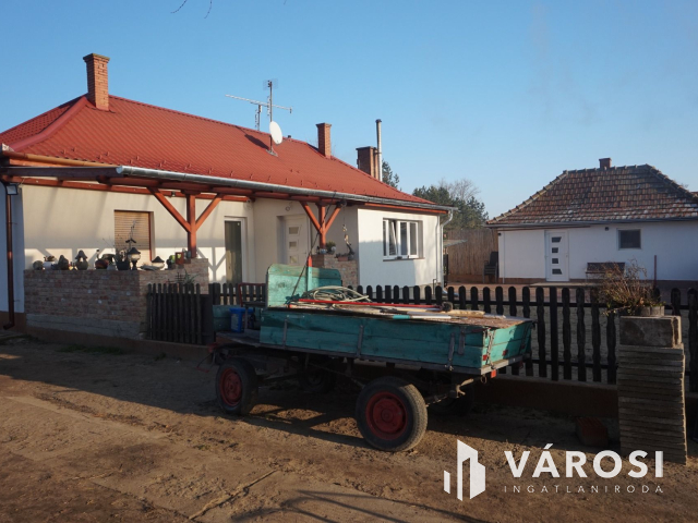 Modernizált tanya akár több generáció részére is eladó!