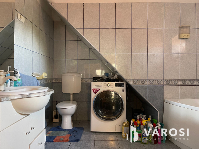 Frekventált helyen családi ház eladó