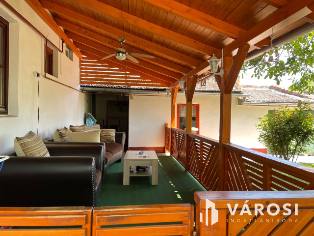 Frekventált helyen családi ház eladó