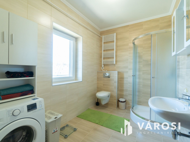 Újszerű, kiváló ikerfél Siófok Sóstón eladó