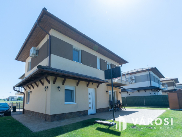 Újszerű, kiváló ikerfél Siófok Sóstón eladó