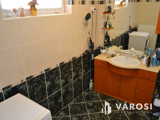 Baltonfüzfőn 700 m-re a Balaton parttól családi ház eladó!