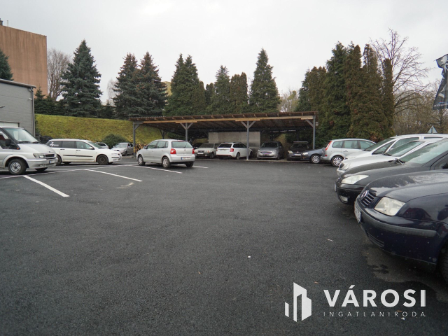 Ipari komplexum, frekventált helyen