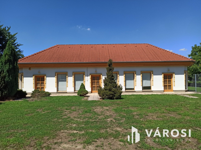 Ausztria határától mindössze 7 km-re korszerű telephely!