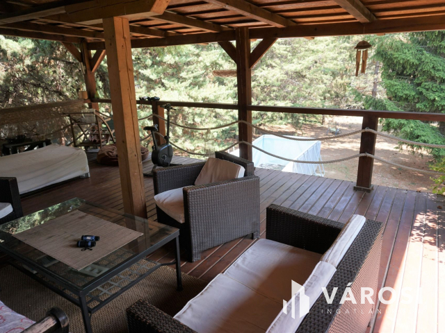 Normafa árnyékában hatalmas telekkel!