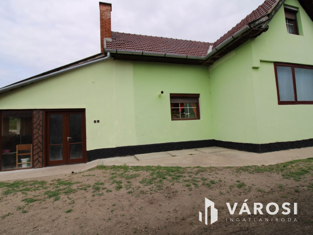 Tótkomlóson 4 szobás családi otthon