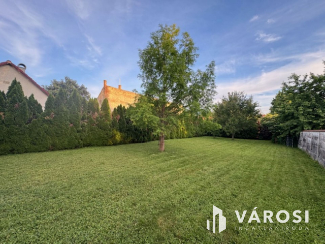 Forgalmas utcában, üzlethelység, nagy marketingfelülettel!