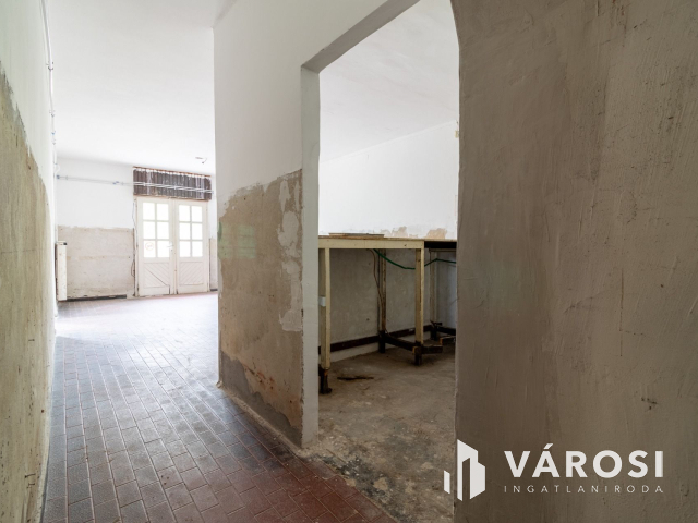 Eladó üzlethelyiség nagy telekkel Bicskén