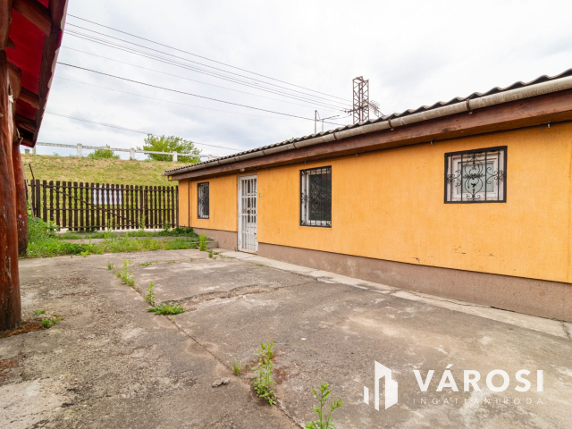 Eladó üzlethelyiség nagy telekkel Bicskén