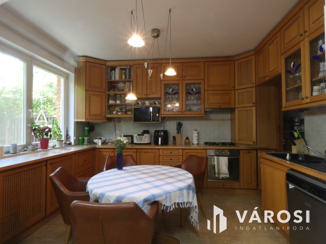 Bérkert utcai sorház, saját kertttel,garázzsal.