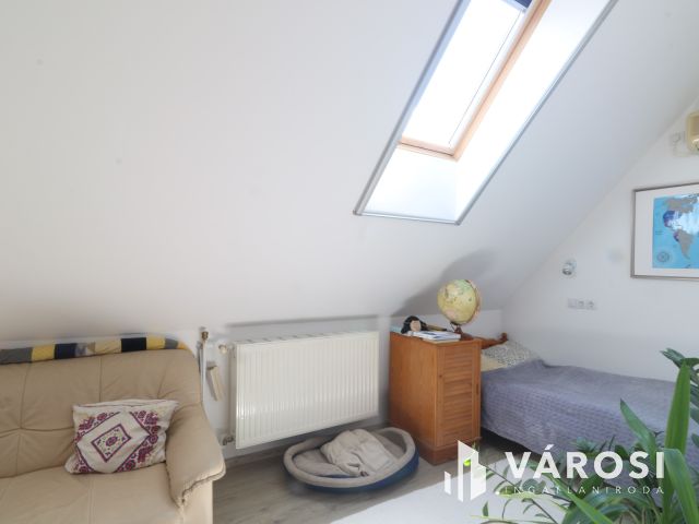 Bérkert utcai sorház, saját kertttel,garázzsal.