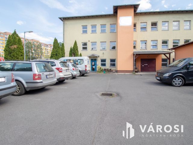 3 szintes, szintenként 512 m2-es irodaház 180 m2es raktárral