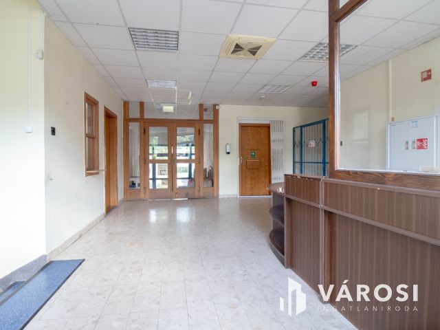 3 szintes, szintenként 512 m2-es irodaház 180 m2es raktárral