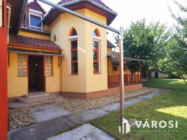 Családi ház + 3 lakás kiváló környéken eladó!