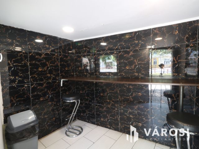 Mars téren Gyros-os bűfé, eladó.