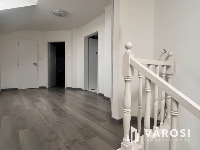 Luxus a Pilis lábánál