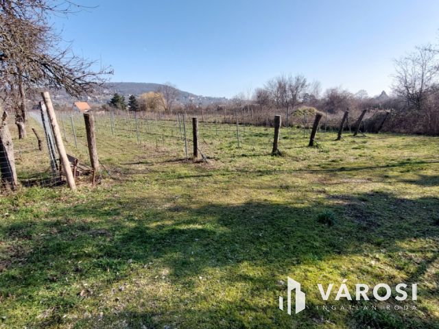 Megosztva 2 ház építésre is alkalmas zártkert Kővágóörsön