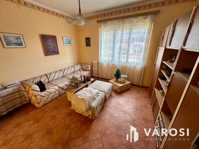 Károlyi csendes részén, felújítandó családi ház eladó!