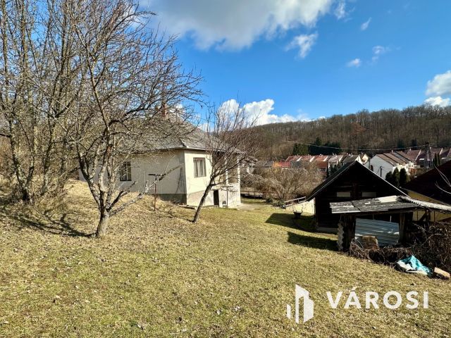 Károlyi csendes részén, felújítandó családi ház eladó!