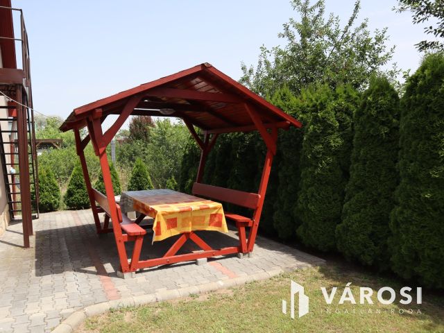 2 apartmanos családi ház eladó Sóstón