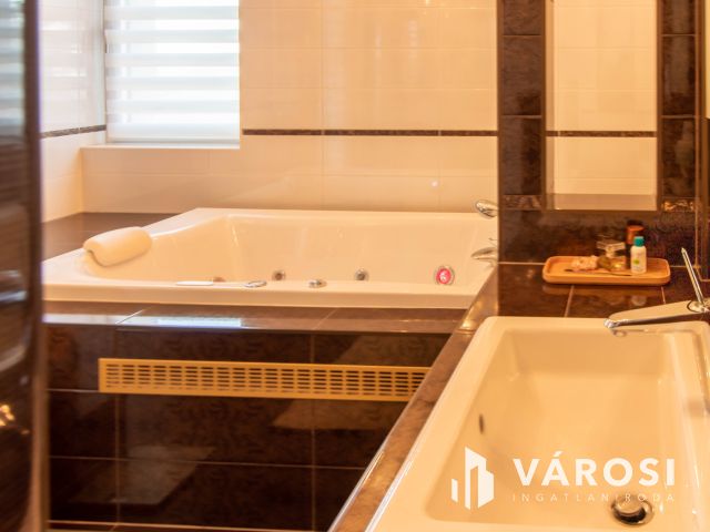 Mediterrán luxusvilla Érd Fenyves-Parkvárosban