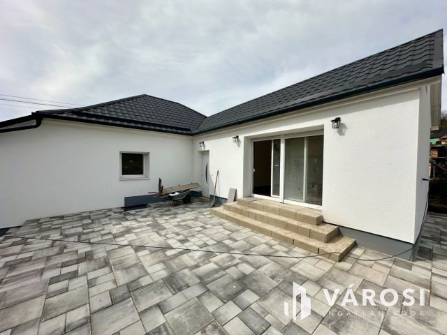 Kulcsrakész, frissen felújított családi ház eladó!