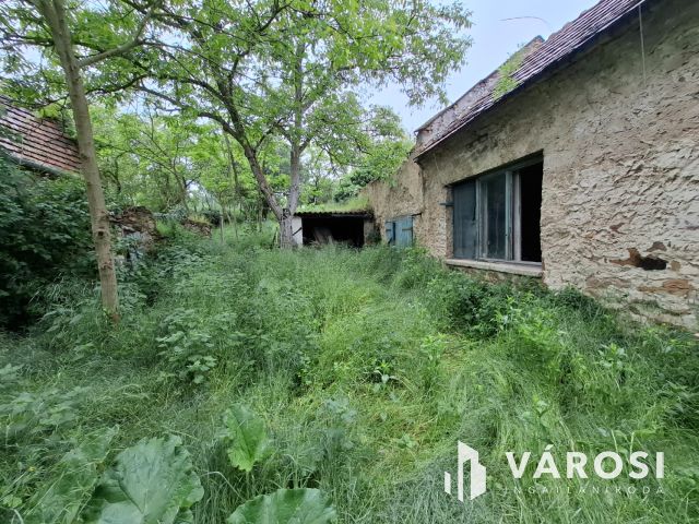 Telek, bazaltkő építőanyaggal Kékkúton eladó