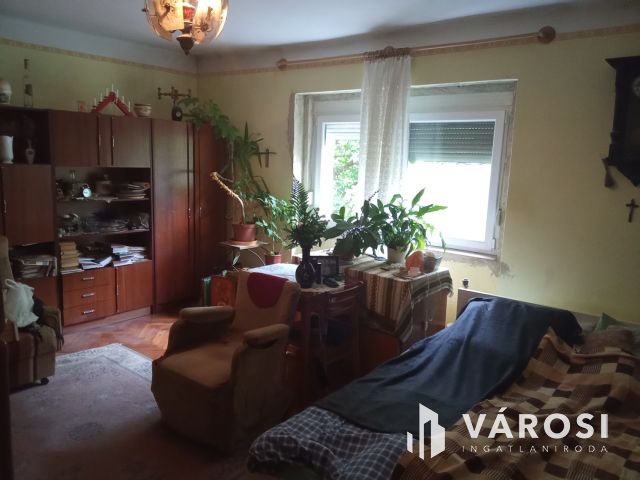 2,5 szobás, ikerházfél, telekkel, garázzsal, melléképülettel