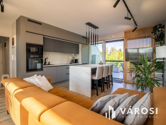 Luxus penthouse lakás Velencén