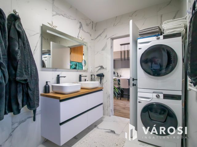 Luxus penthouse lakás Velencén