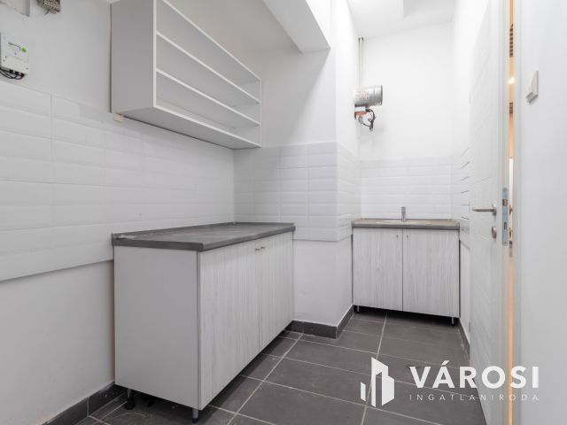 25 m2-es felszerelt, berendezett fogászati rendelő Újbudán