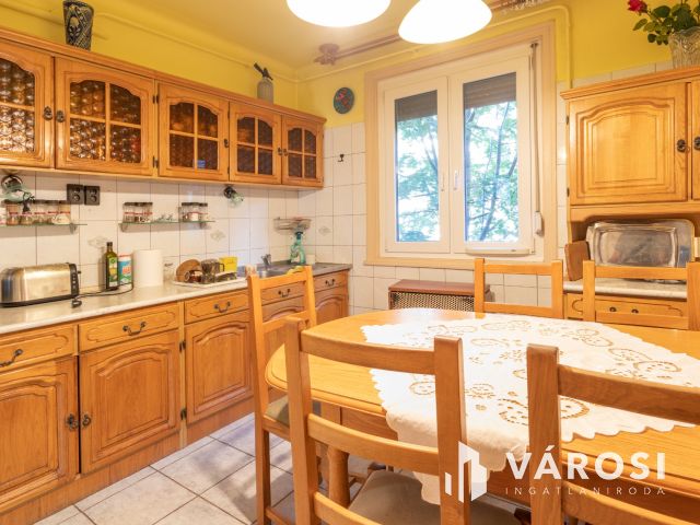 Alsóváros, első emelet, két szoba