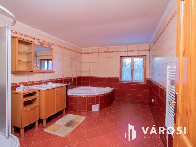 Eladó egy pazar ház és hozzá egy nem mindennapi birtok.