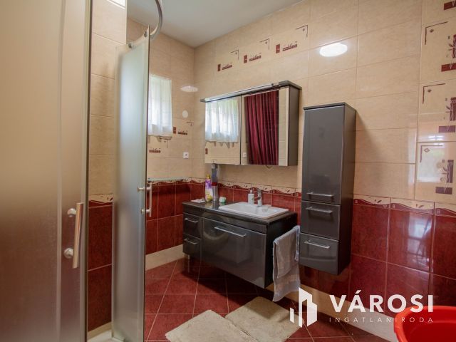 Lentiben eladó ház, családias, nyugodt részen!