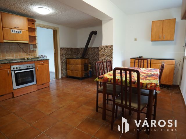 Lakható zárt kert, Látóhegyen