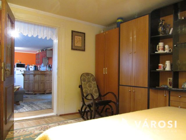 Teljesen felújított családi ház csendes utcában