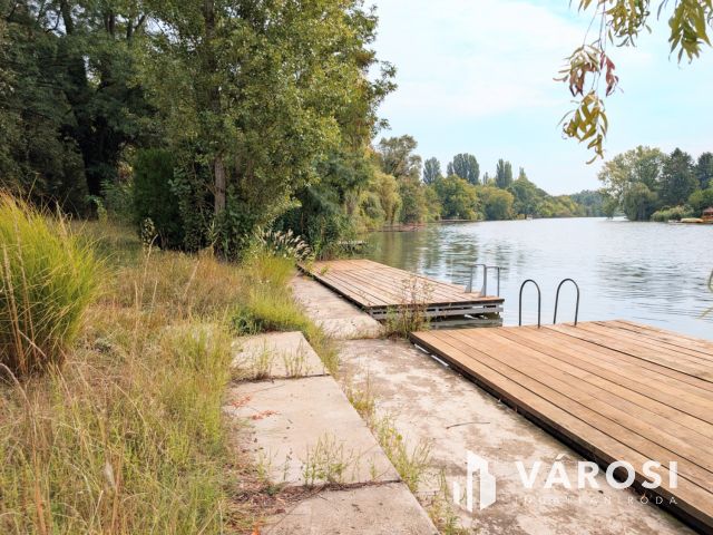 Nagy vízparti telek épületekkel a Kákafoki holtágon!