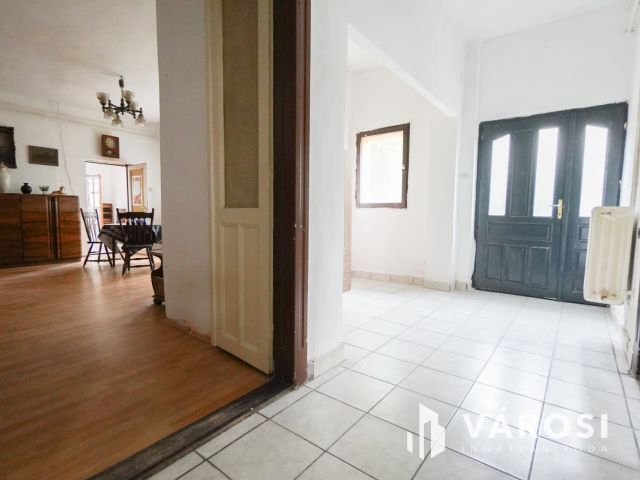 Vecsés központi részén 2 lakásos családi ház!