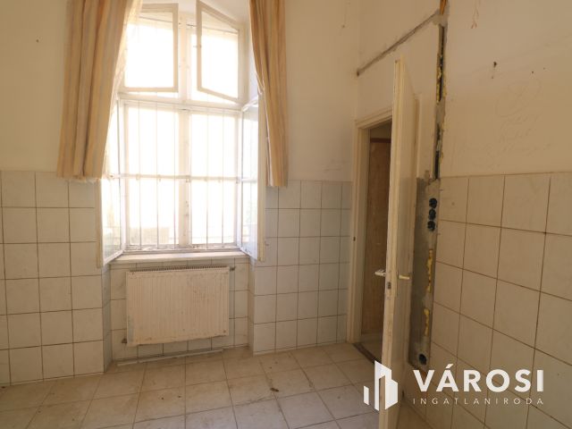 Felújítandó 95 nm-es lakkás.