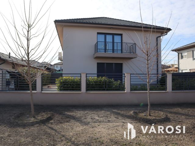 2 lakásos kiváló ikerfél Siófok-Sóstón eladó