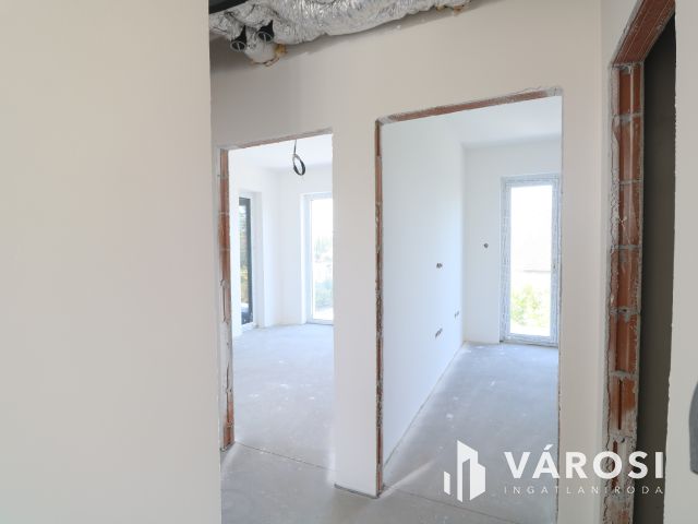 Emeltszintű szerkezetkész ikerház,  Új-petőfi telepen eladó!