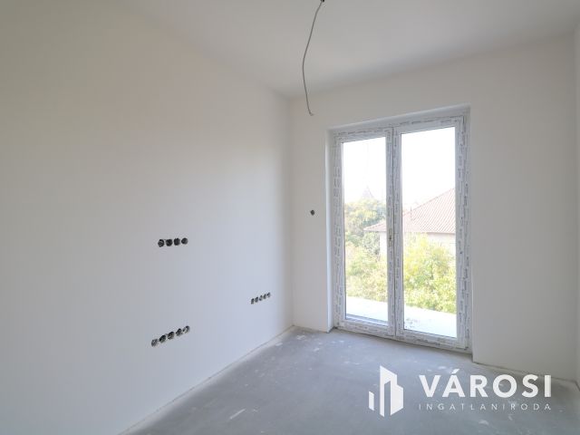 Emeltszintű szerkezetkész ikerház,  Új-petőfi telepen eladó!