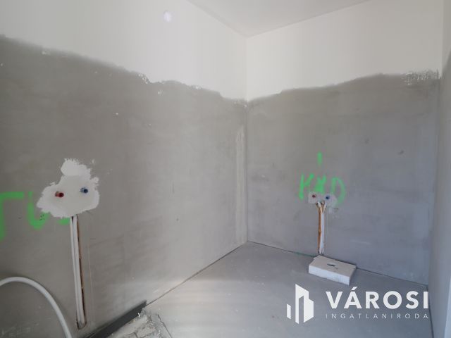 Emeltszintű szerkezetkész ikerház,  Új-petőfi telepen eladó!