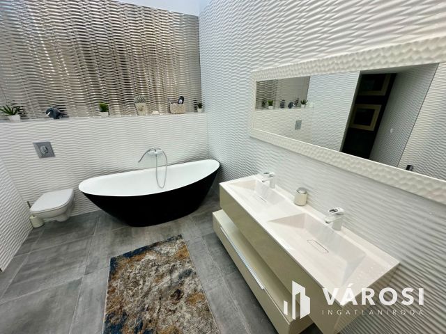 Zeneakadémiával szemben luxuslakás eladó!