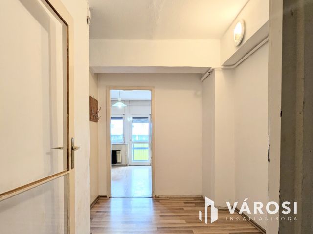 Mesterhármas: belváros, 3 szoba, erkély!