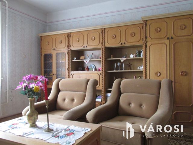 3 szobás családi ház, gazdasági épületekkel.