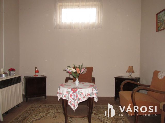 3 szobás családi ház, gazdasági épületekkel.