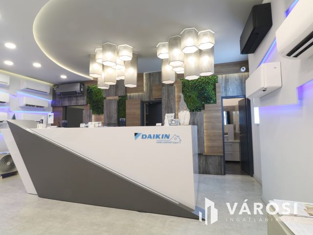 Utcafrontos,főldszinti,kirakatos szép iroda eladó.